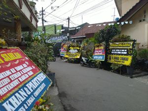 Karangan Bunga dari Sejumlah Tokoh Hiasi Rumah Habib Rizieq di Petamburan Karangan Bunga dari Sejumlah Tokoh Hiasi Rumah Habib Rizieq di Petamburan