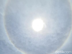Fenomena Halo Matahari Muncul di Langit Surabaya, Masyarakat Antusias