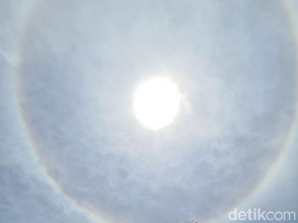 Fenomena Halo Matahari Muncul di Langit Surabaya, Masyarakat Antusias Fenomena Halo Matahari Muncul di Langit Surabaya, Masyarakat Antusias
