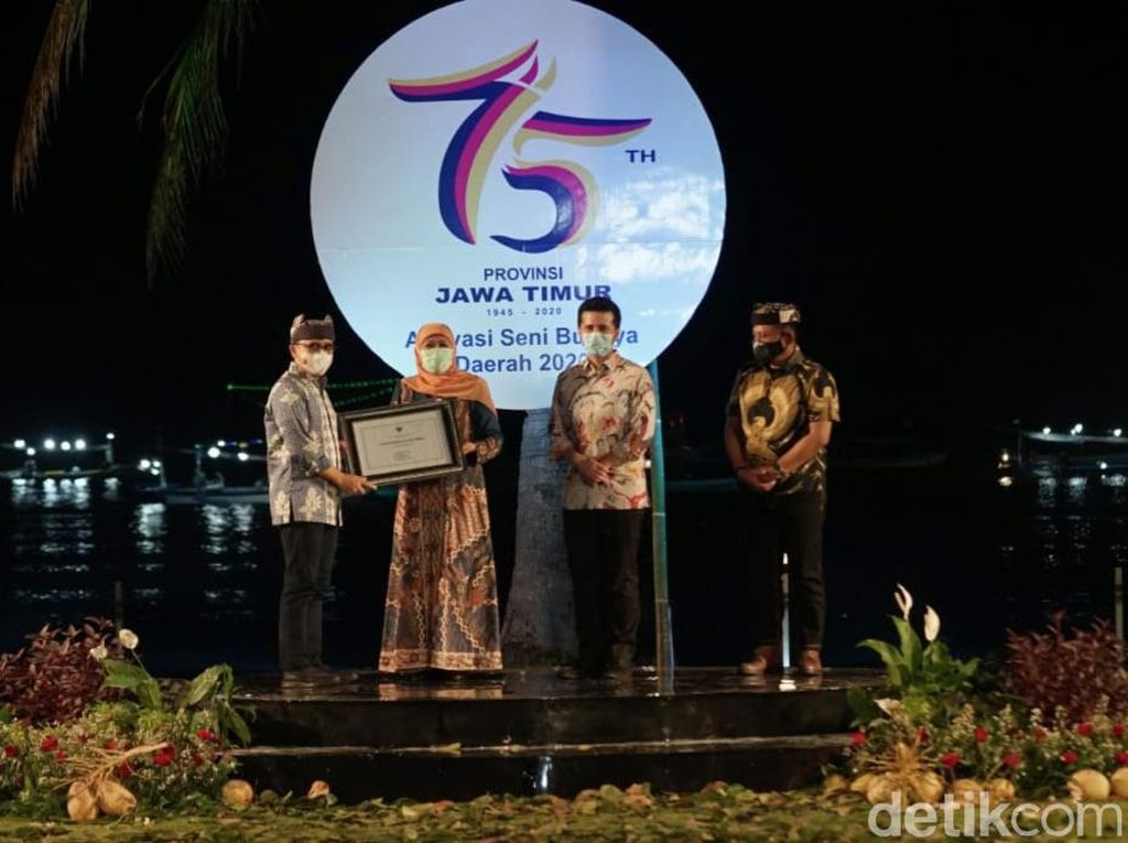 Khofifah Serahkan Sertifikat Warisan Budaya Tak Benda ke Bupati Banyuwangi Khofifah Serahkan Sertifikat Warisan Budaya Tak Benda ke Bupati Banyuwangi