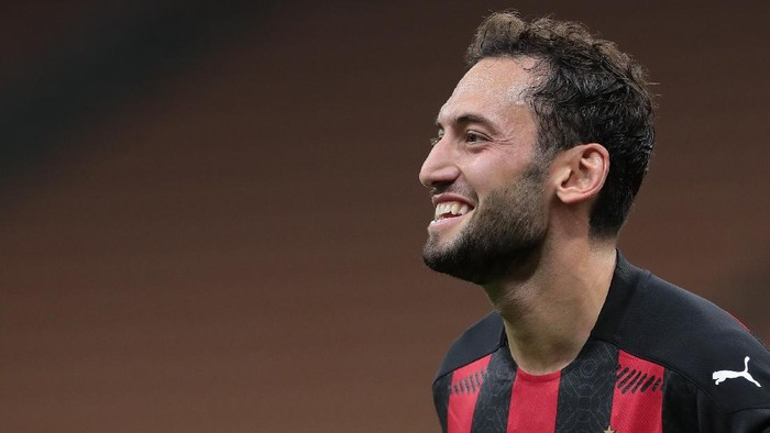 MILAN, ITALY - SEPTEMBER 24:  Hakan Calhanoglu of AC Milan celebrates his second goal during the UEFA Europa League third qualifying round match between AC Milan and Bodo Glimt at Stadio Giuseppe Meazza on September 24, 2020 in Milan, Italy.  (Photo by Emilio Andreoli/Getty Images)
