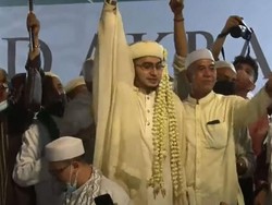 Lambaikan Tangan, Momen Kemunculan Irfan Alaydrus Menantu Rizieq di Akad