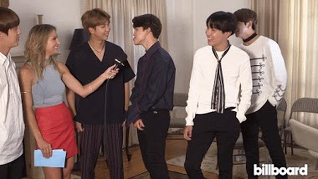 Jimin Menjahili RM dengan Meniru Kebiasaan RM Menjulurkan Dagu/ Foto: Kissasian