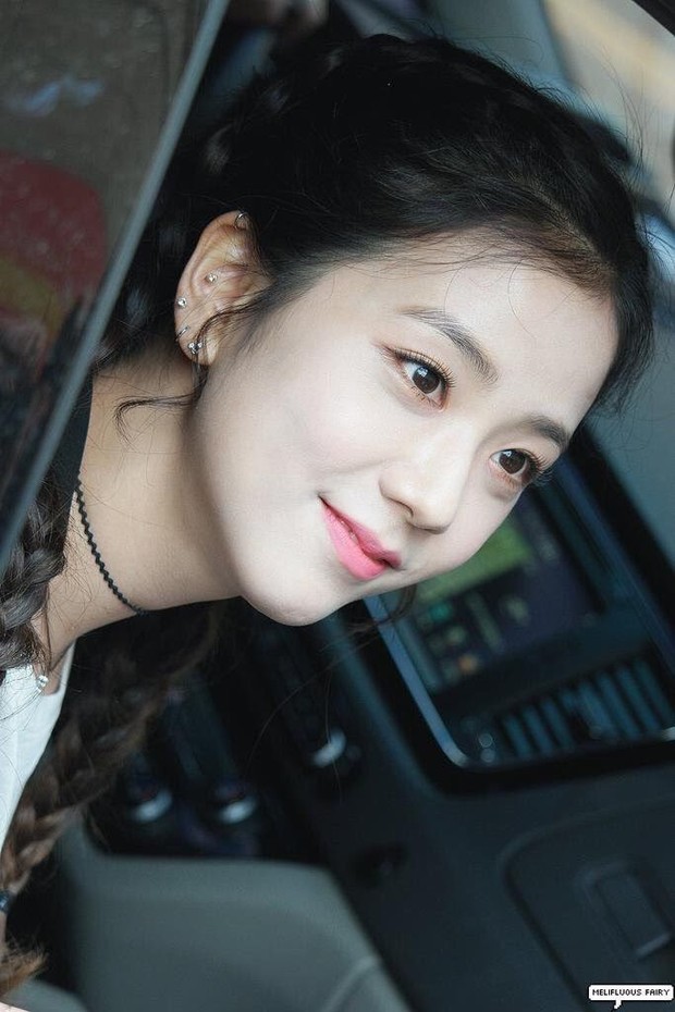9 Idol K-Pop Wanita yang Makin Cantik dengan Fashion Tindik Telinga