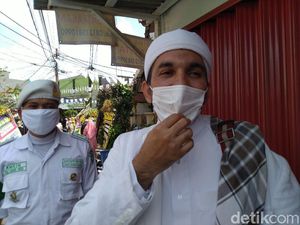 Menanti Kedatangan Ketum FPI yang Diancam Ditangkap Polisi Menanti Kedatangan Ketum FPI yang Diancam Ditangkap Polisi