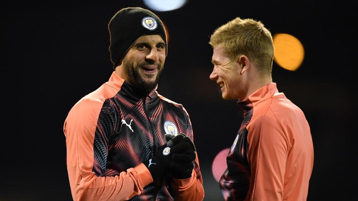 ZAGREB, CROATIA - DECEMBER 11: Kyle Walker (L) and Kevin De Bruyne of Manchester City speak prior to the UEFA Champions League group C match between Dinamo Zagreb and Manchester City at Maksimir Stadium on December 11, 2019 in Zagreb, Croatia. (Photo by Dan Mullan/Getty Images)