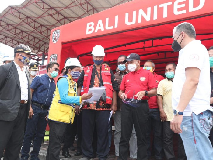 Menpora Zainudin Amali meninjau renovasi Stadion Kapten I Wayan Dipta di Gianyar, Bali, Sabtu (14/11/2020).