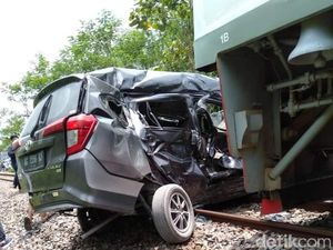 Mobil Tertabrak KA Penataran di Perlintasan Tanpa Palang Pintu, 1 Orang Tewas Mobil Tertabrak KA Penataran di Perlintasan Tanpa Palang Pintu, 1 Orang Tewas