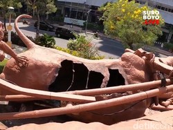 Patung Karapan Sapi Surabaya Rusak dan Berlubang Viral, Ini Kata Kadis DKRTH