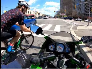 Bikers Tabrak Pesepeda yang Mau Belok, Siapa yang Salah?