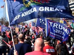 Pro-Trump Aksi Bawa Poster Best Prez Ever, Serukan 1 Periode Lagi