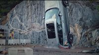 Potret Puluhan Mobil Volvo Sengaja Dijatuhkan dari Ketinggian 30 Meter