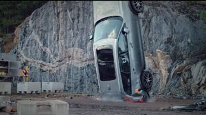 Potret Puluhan Mobil Volvo Sengaja Dijatuhkan dari Ketinggian 30 Meter