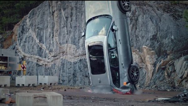 Potret Puluhan Mobil Volvo Sengaja Dijatuhkan dari Ketinggian 30 Meter