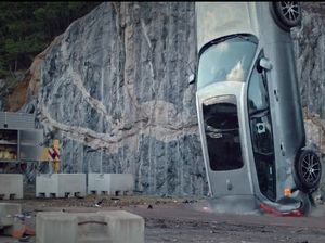 Potret Puluhan Mobil Volvo Sengaja Dijatuhkan dari Ketinggian 30 Meter