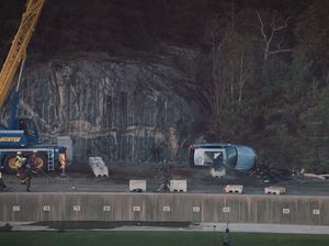 Puluhan Mobil Volvo Dijatuhkan dari Ketinggian 30 Meter, Buat Apa Ya?