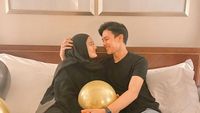 Momen Kemesraan Rey Mbayang Beri Kejutan Ultah Romantis untuk Dinda Hauw