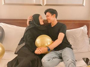 Momen Kemesraan Rey Mbayang Beri Kejutan Ultah Romantis untuk Dinda Hauw Momen Kemesraan Rey Mbayang Beri Kejutan Ultah Romantis untuk Dinda Hauw