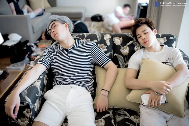RM Tidur di Bawah Cahaya Terang/ Foto: Kissasian