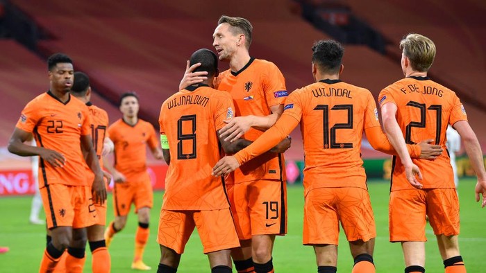 AMSTERDAM, NETHERLANDS - NOVEMBER 15: Georginio Wijnaldum of Netherlands celebrates with teammates Luuk de Jong, Owen Wijndal and Frenkie de Jong of Netherlands after scoring his teams first goal during the UEFA Nations League group stage match between Netherlands and Bosnia-Herzegovina at Johan Cruijff Arena on November 15, 2020 in Amsterdam, Netherlands. Football Stadiums around Europe remain empty due to the Coronavirus Pandemic as Government social distancing laws prohibit fans inside venues resulting in fixtures being played behind closed doors. (Photo by John Thys - Pool/Getty Images)