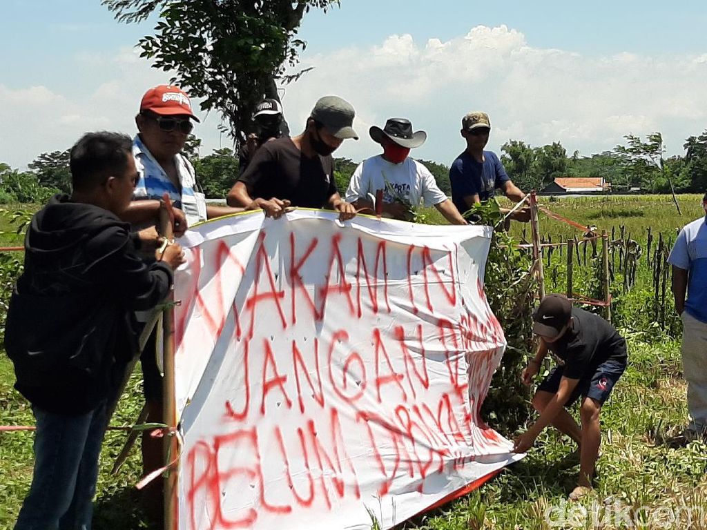 Ahli Waris Tolak Pembongkaran Makam Ini untuk Tol Paspro Seksi 4 Karena... Ahli Waris Tolak Pembongkaran Makam Ini untuk Tol Paspro Seksi 4 Karena...