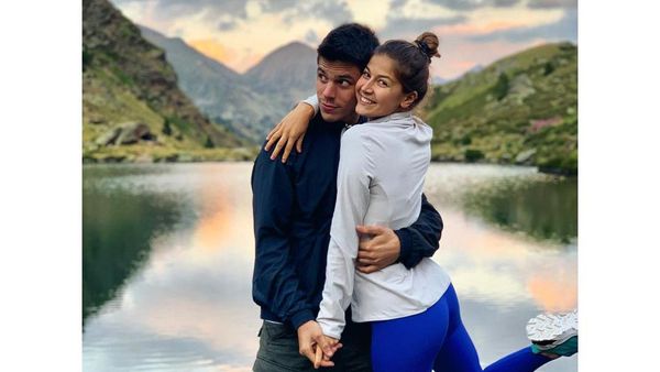 8 Potret Manisnya Kekasih Joan Mir, Model Alejandra Lopez Garro