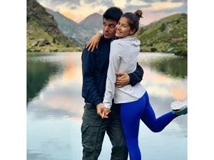 8 Potret Manisnya Kekasih Joan Mir, Model Alejandra Lopez Garro