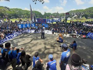 Aremania Gelar Aksi Damai Selamatkan Yayasan Arema Aremania Gelar Aksi Damai Selamatkan Yayasan Arema