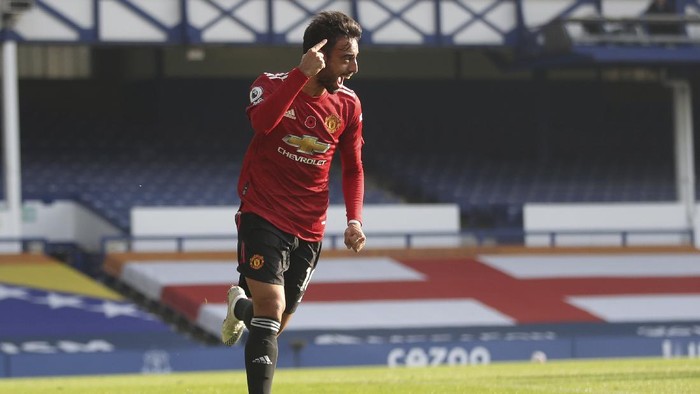 Manchester Uniteds Bruno Fernandes celebrates after scoring his sides opening goal during the English Premier League soccer match between Everton and Manchester United at the Goodison Park stadium in Liverpool, England, Saturday, Nov. 7, 2020. (Carl Recine/Pool via AP)