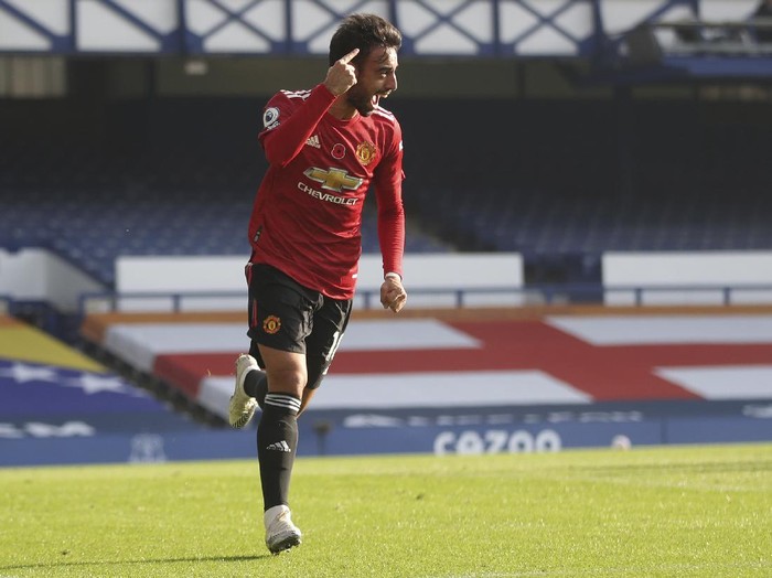 Manchester Uniteds Bruno Fernandes celebrates after scoring his sides opening goal during the English Premier League soccer match between Everton and Manchester United at the Goodison Park stadium in Liverpool, England, Saturday, Nov. 7, 2020. (Carl Recine/Pool via AP)
