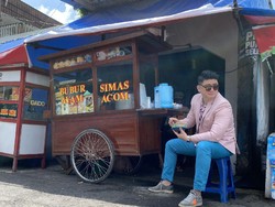 Chef Arnold Bergaya Necis Saat Makan Bubur di Pinggir Jalan
