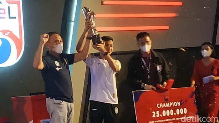Turnamen eSport Indonesia League e-Football (IFeL), yang diikuti tim-tim eSports Shopee Liga 1, menjadi obat kerinduan tersendiri di tengah vakumnya sepakbola Indonesia.