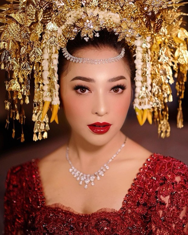 Foto: instagram.com/marlenehariman makeup pernikahan dengan lipstick merah.