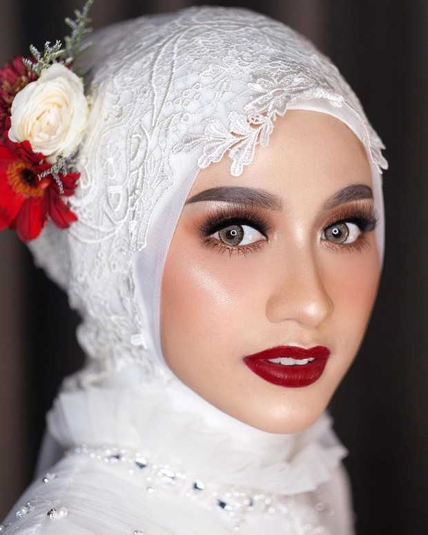 Foto: instagram.com/nanathnadia makeup pernikahan dengan lipstick merah.