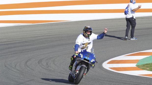 2020 World champion, Spain's rider Joan Mir of the Team SUZUKI ECSTAR celebrates after the end of the MotoGP race during Valencia Grand Prix in Ricardo Tormo Circuit in Valencia, Spain, Sunday, Nov. 15, 2020. (AP Photo/Alberto Saiz)