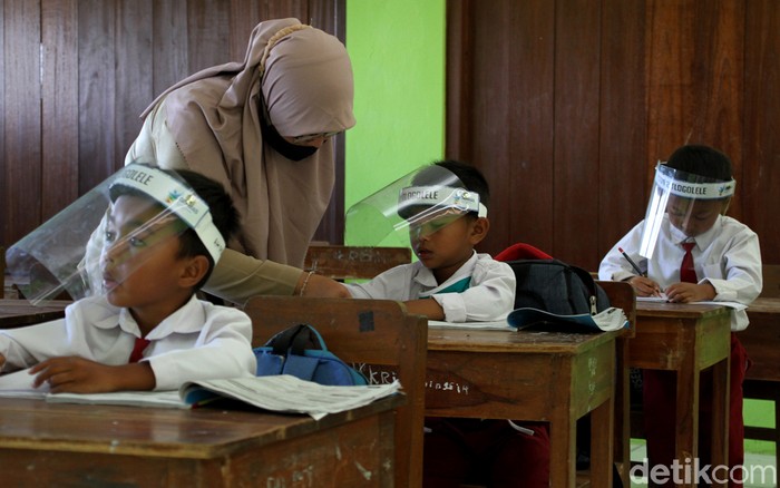 Siswa di lereng Gunung Merapi tetap belajar di sekolah meski status gunung itu kini siaga. KBM tatap muka di sekolah itu hanya dilakukan 2 hari selama 1 minggu.