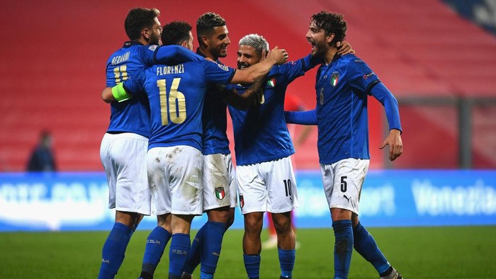 REGGIO NELLEMILIA, ITALY - NOVEMBER 15:  Domenico Berardi of Italy celebrates with team-mates after scoring the goal during the UEFA Nations League group stage match between Italy and Poland at Mapei Stadium - Citta del Tricolore on November 15, 2020 in Reggio nellEmilia, Italy.  (Photo by Claudio Villa/Getty Images)
