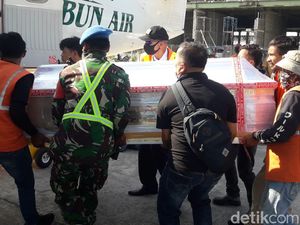 Jenazah Bupati Yairus Tiba di Timika, Langsung Diterbangkan ke Nduga Jenazah Bupati Yairus Tiba di Timika, Langsung Diterbangkan ke Nduga