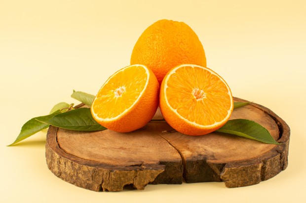vitamin C yang terkandung pada jeruk sangat berperan penting dalam pembentukan kolagen dalam kulit.