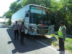 Bus Tabrak Motor Ditumpangi Satu Keluarga di Madiun, Bapak dan Anak Tewas
