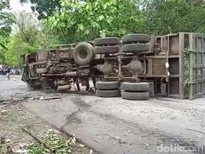 Truk Terguling Tabrak Pikap di Pasuruan, Jalan Menuju Bromo Macet Parah
