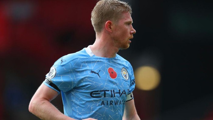 SHEFFIELD, ENGLAND - OCTOBER 31: A detailed view of a Poppy is seen on Kevin De Bruyne of Manchester Citys shirt ahead of Armistice Day during the Premier League match between Sheffield United and Manchester City at Bramall Lane on October 31, 2020 in Sheffield, England. Sporting stadiums around the UK remain under strict restrictions due to the Coronavirus Pandemic as Government social distancing laws prohibit fans inside venues resulting in games being played behind closed doors. (Photo by Catherine Ivill/Getty Images)