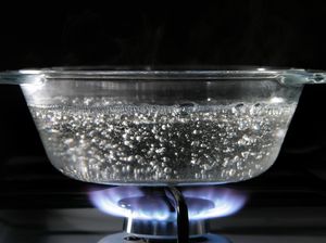 Masak Air Pakai Botol Plastik, Trik Tentara untuk Bertahan Hidup di Hutan Masak Air Pakai Botol Plastik, Trik Tentara untuk Bertahan Hidup di Hutan