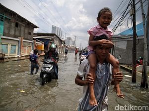Potret Kehidupan Warga Pesisir Jakarta Saat Rob Melanda