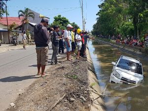 Hendak Antar Pengantin, Mobil Pejabat Terjun ke Saluran Irigasi di Polman