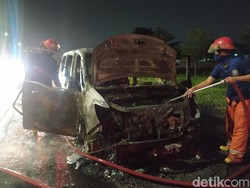 Sebuah MPV terbakar di Tol Sidoarjo, Sebelumnya Sempat Servis AC