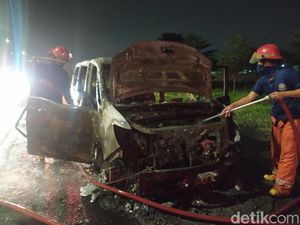 Sebuah MPV terbakar di Tol Sidoarjo, Sebelumnya Sempat Servis AC Sebuah MPV terbakar di Tol Sidoarjo, Sebelumnya Sempat Servis AC