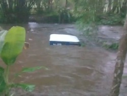 2 Mobil Offroad di Lumajang Terseret Arus Sungai yang Tiba-tiba Meluap