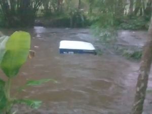 2 Mobil Offroad di Lumajang Terseret Arus Sungai yang Tiba-tiba Meluap 2 Mobil Offroad di Lumajang Terseret Arus Sungai yang Tiba-tiba Meluap