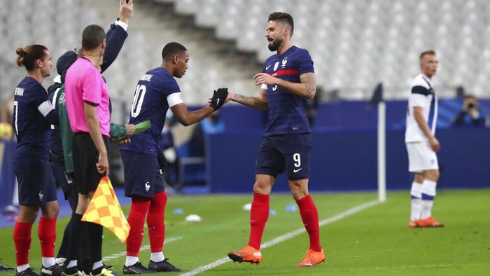 Olivier Giroud Frances Anthony Martial replace Frances Olivier Giroud, second right, during the international friendly soccer match between France and Sweden at the Stade de France stadium in Saint-Denis, outside Paris, Wednesday Nov.11, 2020. (AP Photo/Michel Euler)